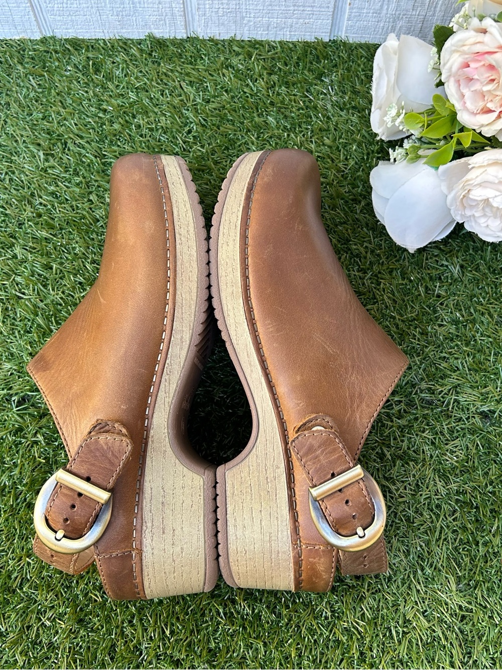 Dansko Baylor Women's Clogs Tan
Oiled Pull Up Leather
$154.95 size 37 US 6.5-7 - Picture 13 of 16